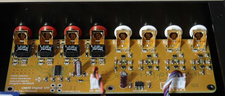 HiFi-digital-coaxial-signal-switcher-distributor-used-for-multiple-digital-signal-sources-and-multiple-decoders-4000302061888